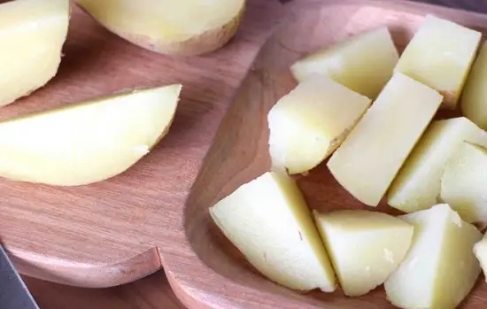 thái khoai thành những miếng nhỏ
