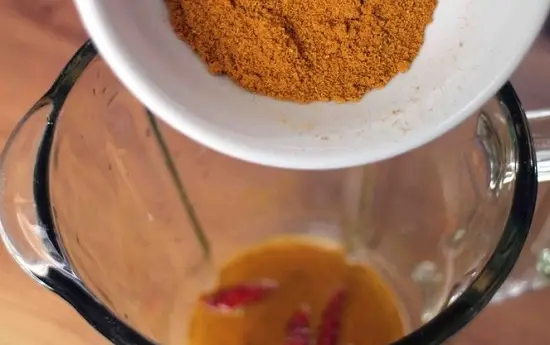 làm hỗn hợp bột cà ri nhão