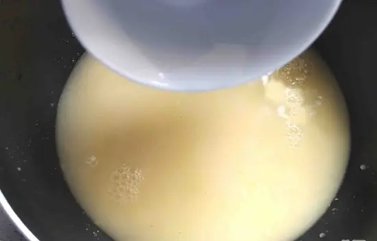 thêm nước vào cà ri