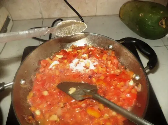 thêm muối vào cà chua