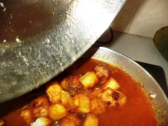 cho đậu phụ vào cà ri
