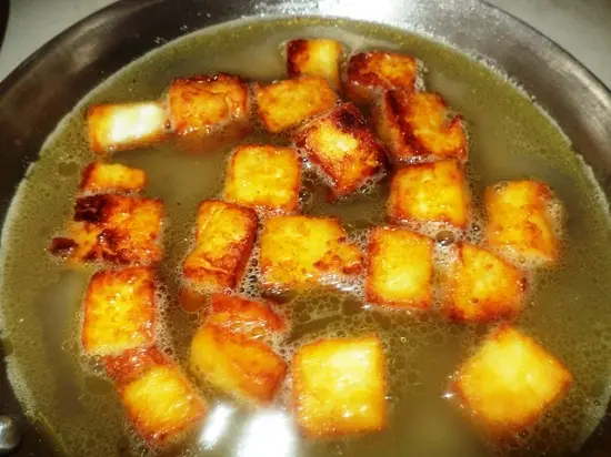đun đậu phụ trên ngọn lửa nhỏ