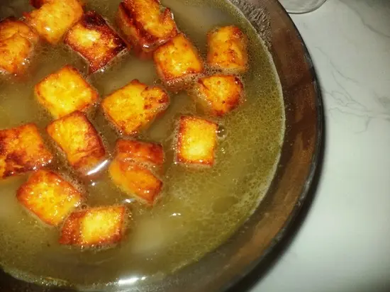 thêm đậu phụ vào chảo