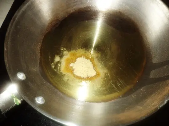 thêm bột asafoetida vào chảo dầu