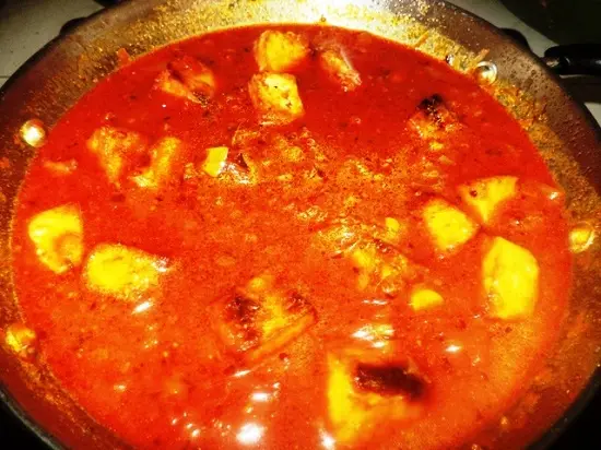 đun cà ri trên ngọn lửa vừa