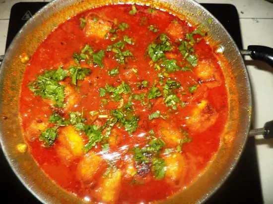 rắc rau mùi tươi vào cà ri