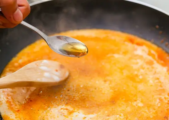 thêm gia vị vào cà ri