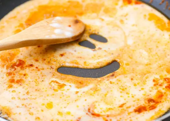 thêm nước cốt dừa vào cà ri