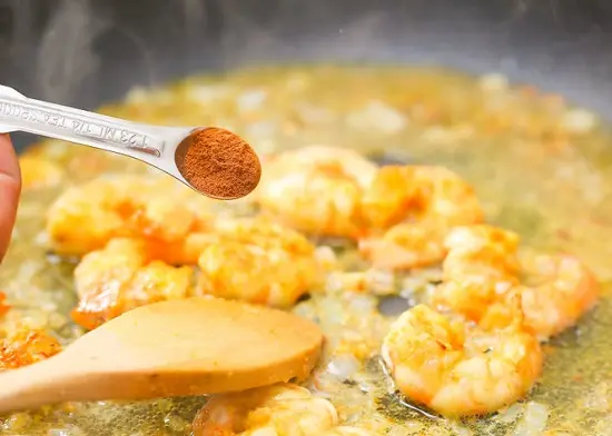 thêm các gia vị vào cà ri tôm