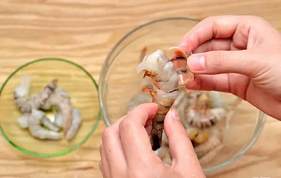 bóc vỏ tôm