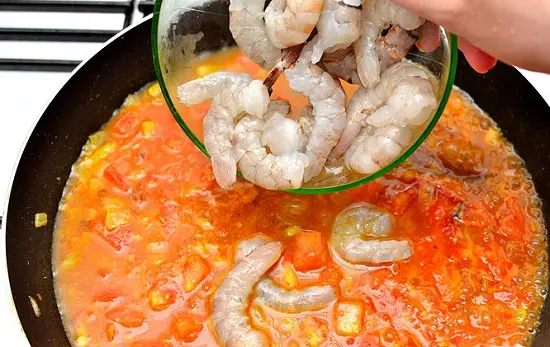 thêm tôm vào chảo