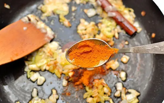 thêm bột ớt, bột nghệ