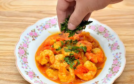 rắc rau mùi vào đĩa cà ri