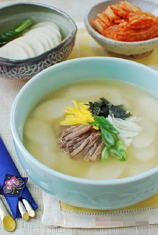 múc canh ra bát và trang trí