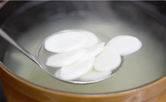 bỏ bánh gạo vào