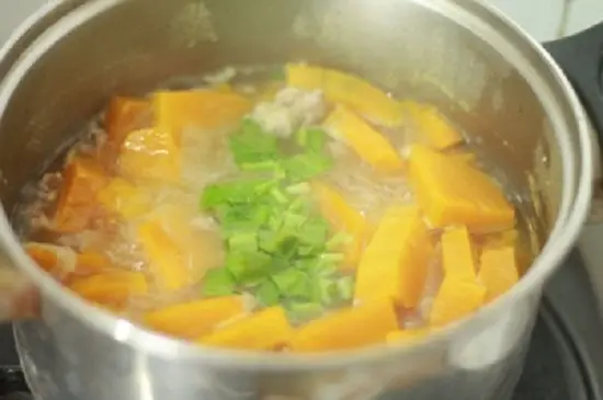 canh bí đỏ đậu phộng cách làm