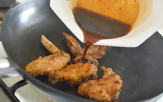 cho nước sốt vào cánh gà