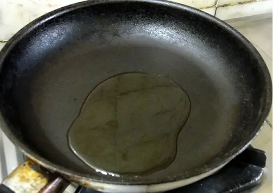 cho dầu thực vật vào chảo