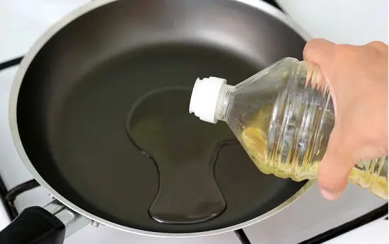làm nóng dầu ăn