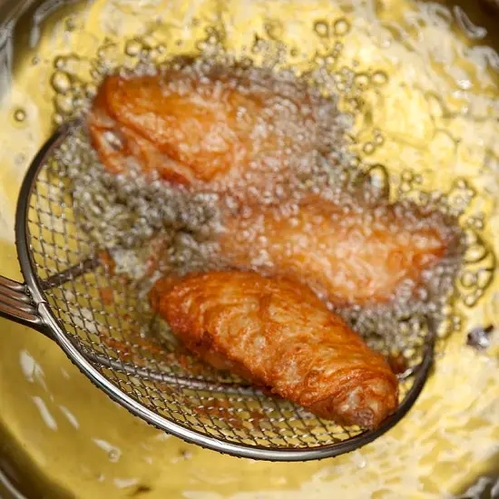 vớt cánh gà cho ráo dầu