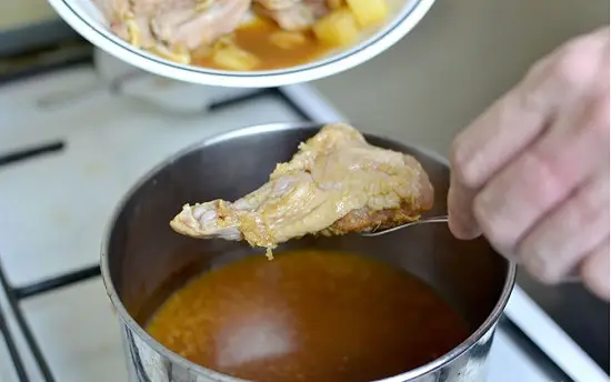 cho các nguyên liệu vào nồi
