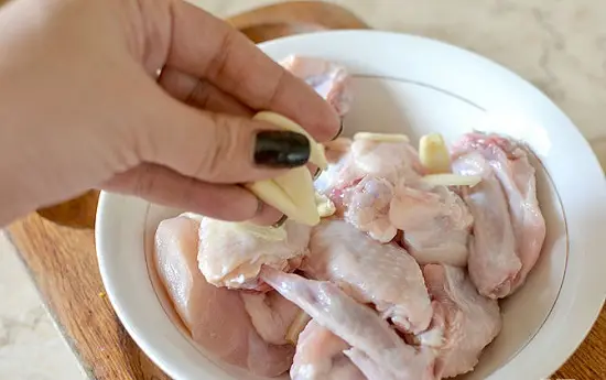 cho tỏi vào cánh gà