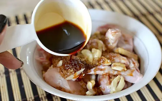 thêm nước tương