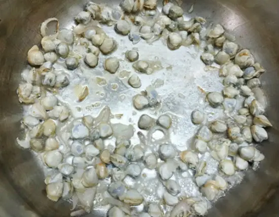 Món canh hến nấu chua có vị đậm đà của thịt hến thấm đều gia vị