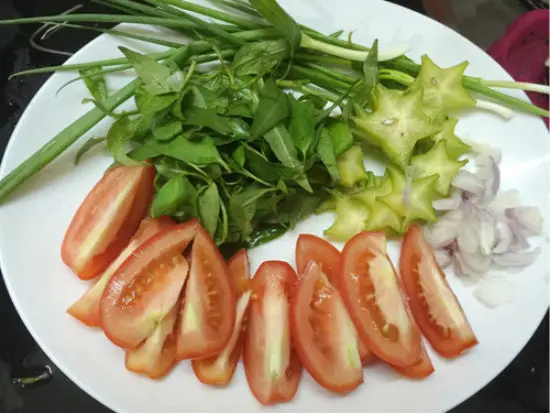 Sơ chế nguyên liệu cho món canh hến nấu chua