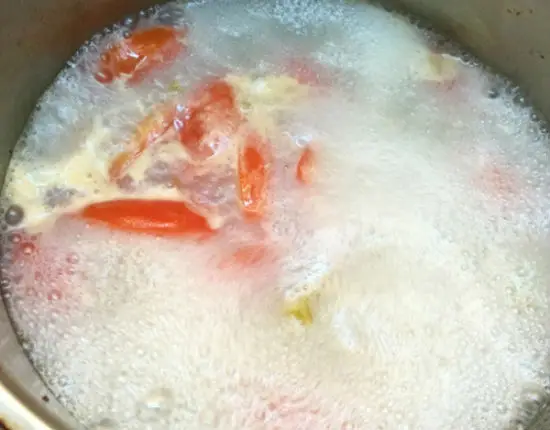 Canh hến nâú chua cũng là một trong những món ăn có màu sắc đẹp mắt