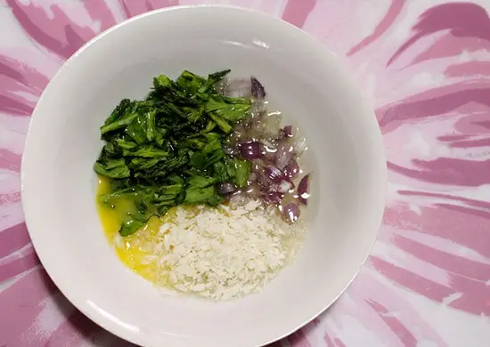 trộn hỗn hợp trứng với vụn bánh mì