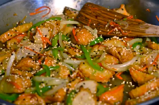rắc thêm vừng đen, trắng vào chả cá