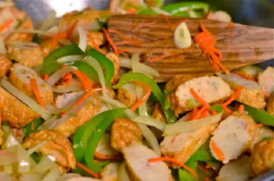 xào rau với chả cá