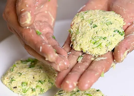 nặn viên chả cua