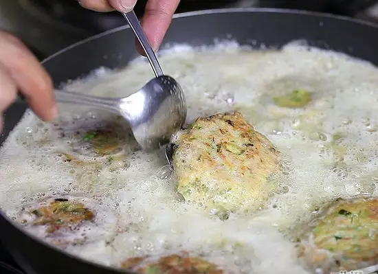 chiên mặt thứ hai của viên chả