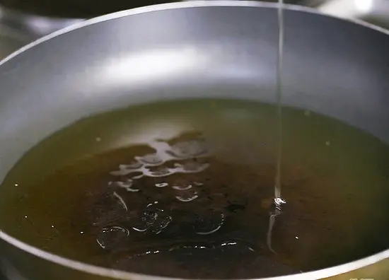 đun nóng dầu ăn