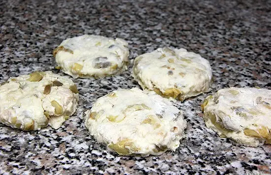 nặn tròn viên chả gà nấm