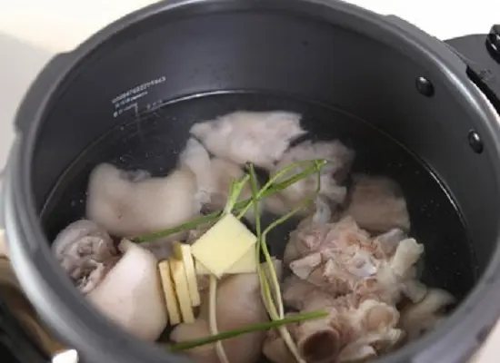 cho chân giò vào nồi áp suất