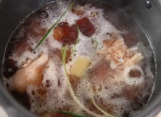 cho nước đường phèn vào nồi chân giò