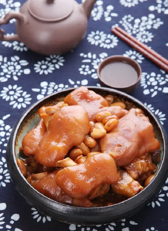 chân giò hầm đậu nành mềm nhừ
