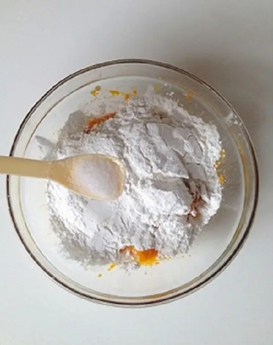 trộn bột với bí ngô