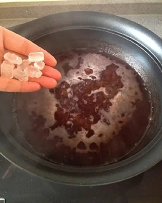 cho đường phèn vào đun cùng