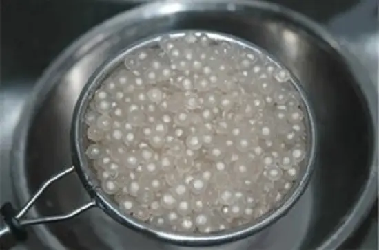 vớt hạt bột báng ra cho ráo nước