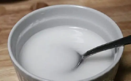 bột năng hòa với chút nước