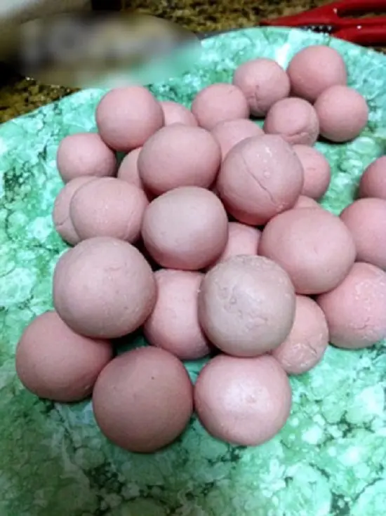 nặn bột thành những viên tròn