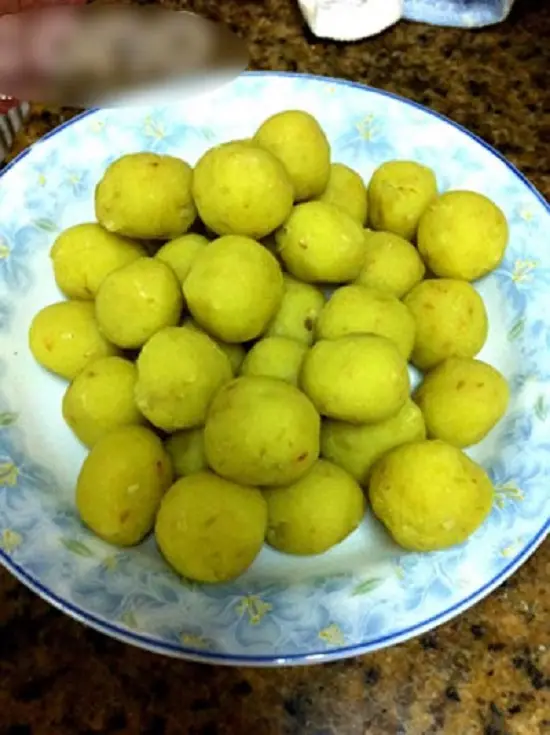 nặn khoai thành những viên nhỏ