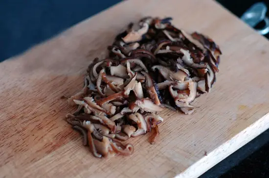 thái nhỏ nấm hương