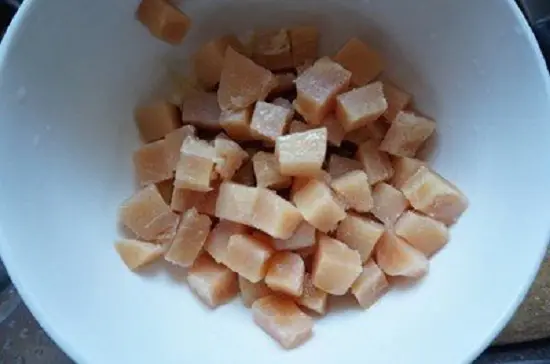 thịt gà thái hạt lựu