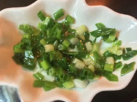 cho hành lá và mỡ vào lò