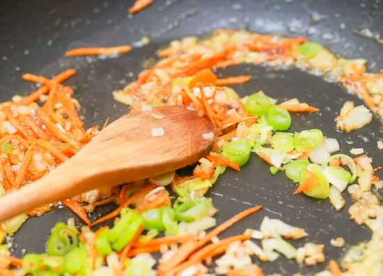 thêm các hỗn hợp rau củ
